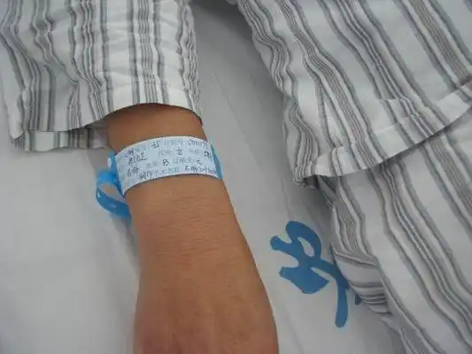 我们在生活中是不是经常会看到下面这种标签呢?