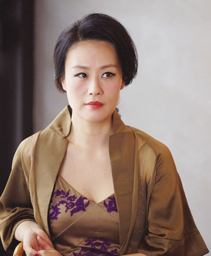 邬君梅在《我的前半生》里饰演的是雷厉风行的"吴大娘"也是高配版唐晶