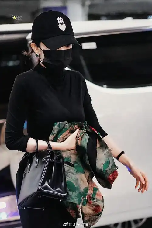 杨幂身材最新机场穿搭幂姐最近真的好喜欢新中式风格啊