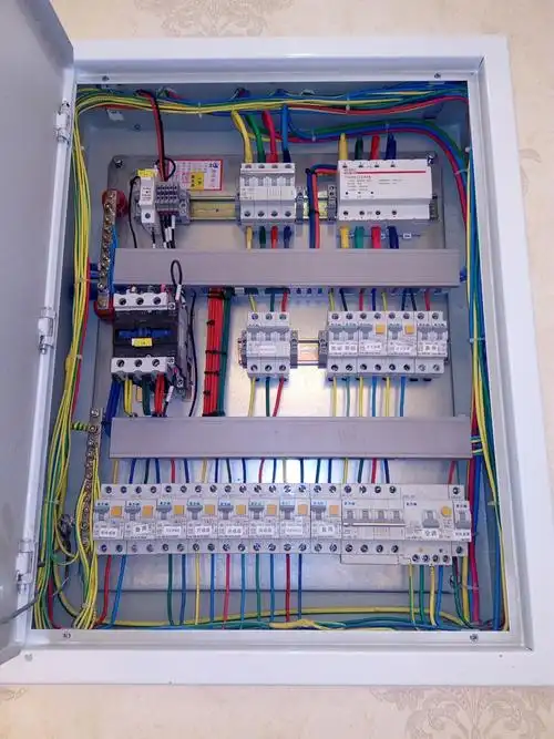 2,配电箱三相电(380伏)入户,线整理的也比较整齐.