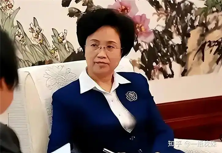 她28岁官至正厅级50岁成为新中国第二位女省长如今67岁仍在岗