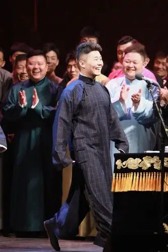 周九良 笑 黑色格子大褂