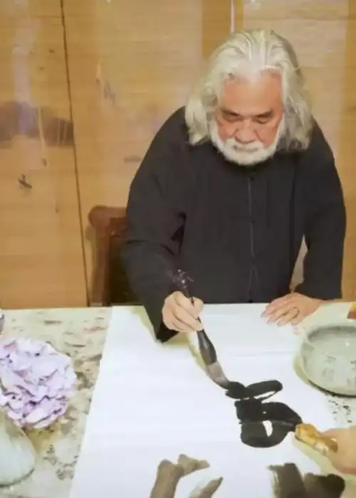 张纪中秀书法为高考生加油!"金榜题名"四个字中有一个错别字