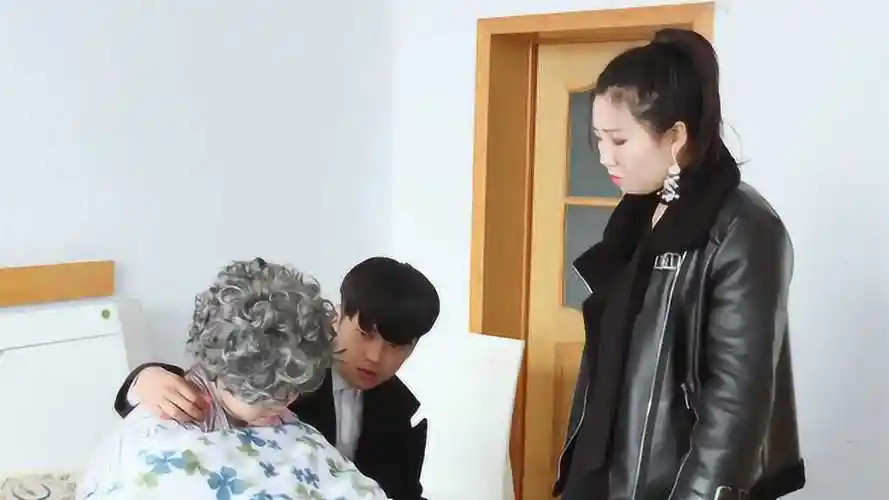 儿子怕女友嫌弃,称自己是孤儿直到母亲晕倒,儿子悔不当初