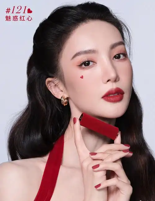 金晨晒出代言兰蔻的红唇美照性感妩媚又酷飒迷人