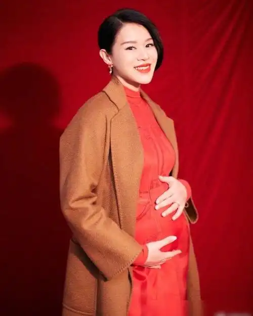 胡杏儿官宣诞下三胎儿子,李乘德发文感谢妻子,兄弟三人同框超有爱