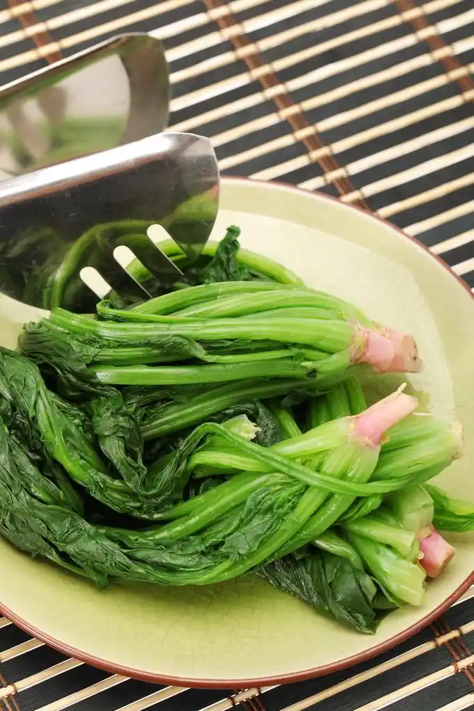 在白色背景上的水煮的菠菜