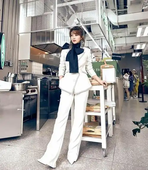 陈紫函白色西服写真曝光 干练有型女王范儿十足