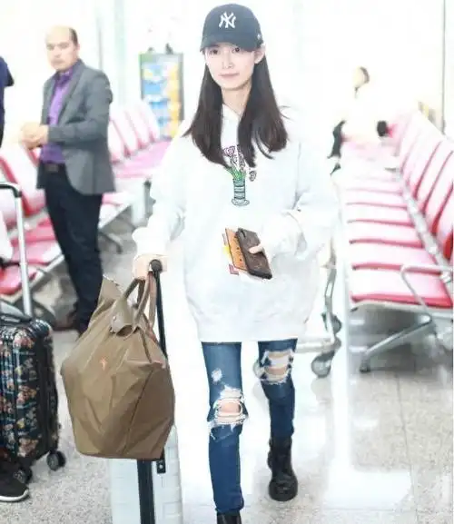 "日月谭"的破洞牛仔裤搭配白色卫衣,陈钰琪秒变靓女!