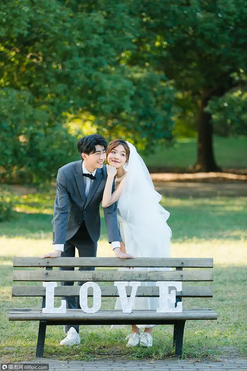 年轻情侣结婚时尚写真