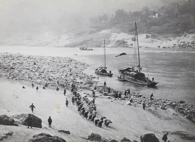 晚清民国,长江三峡赤身拉纤的纤夫老照片