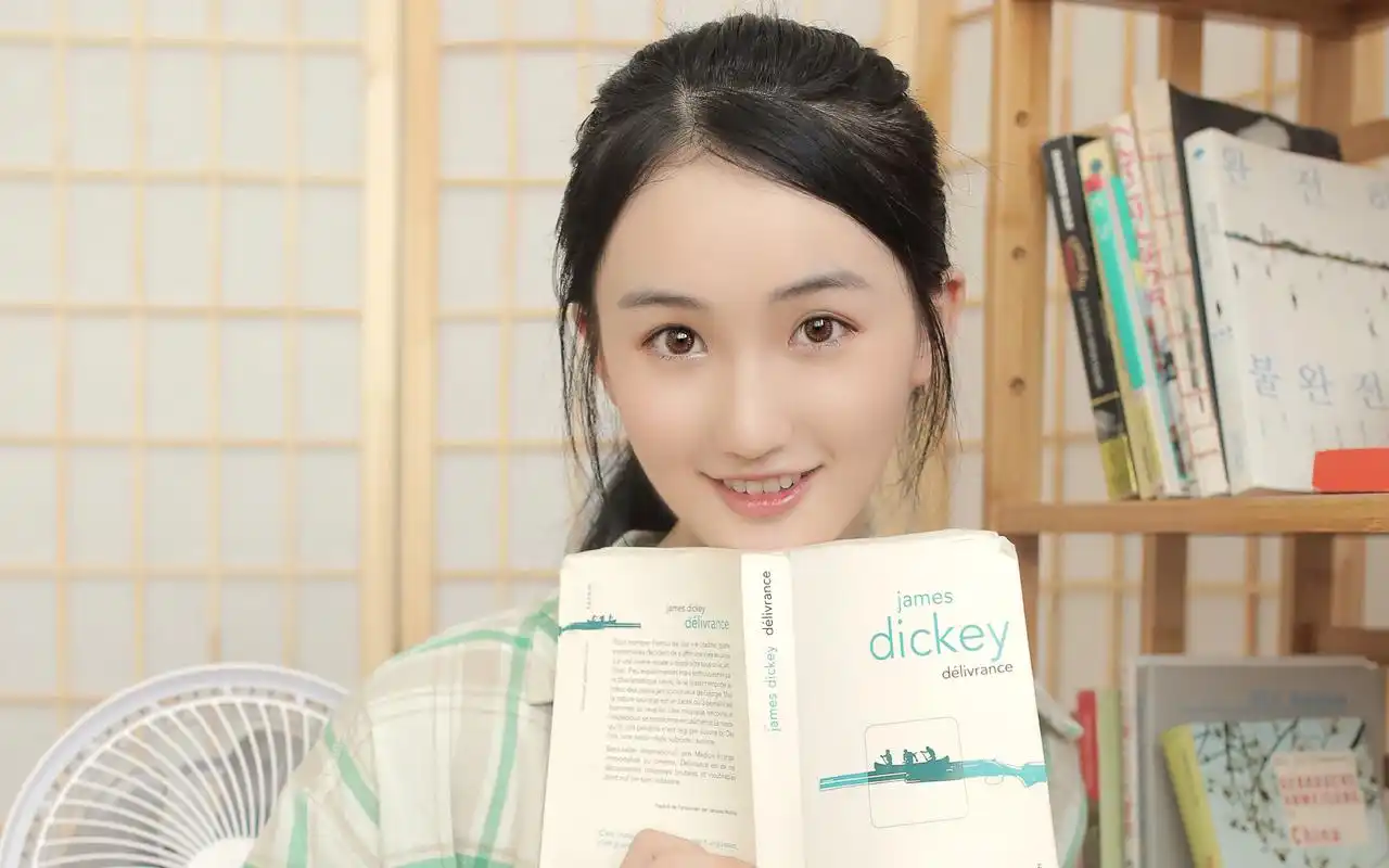 格子衬衣美女校花图片桌面电脑高清壁纸