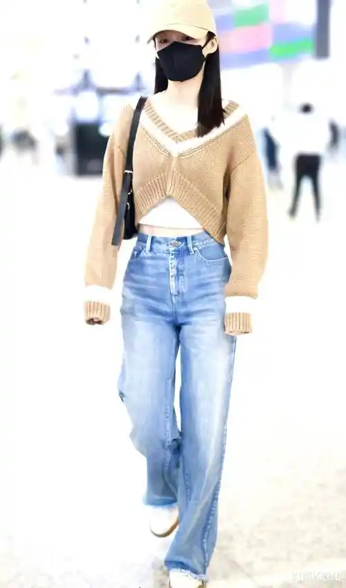李沁现身机场,露脐针织衫搭牛仔直筒裤,显瘦显高又时髦!