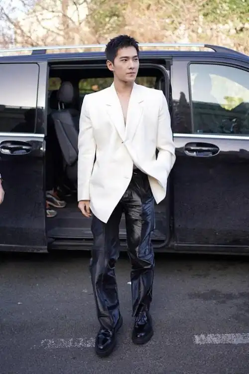 杨洋有成熟男人的样子了穿黑色西装配胸针绅士感藏不住了