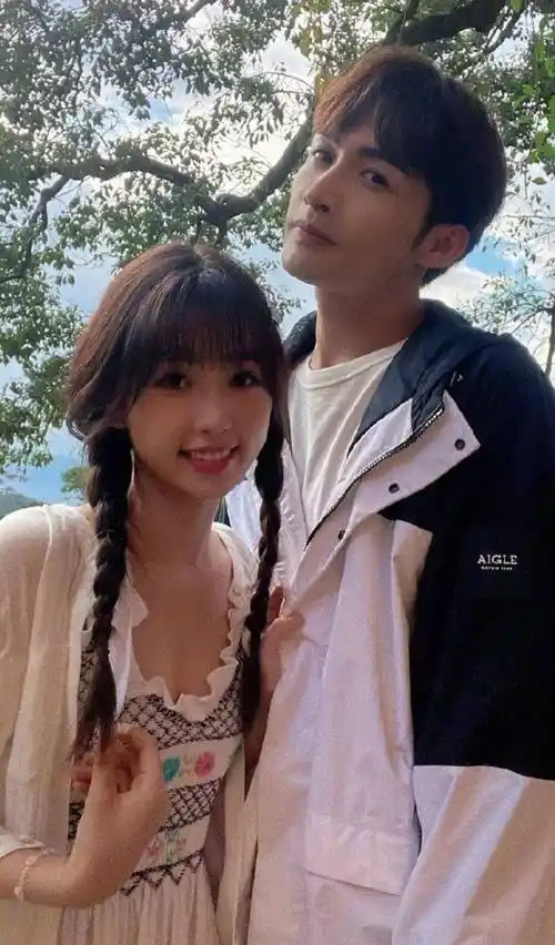 虞书欣新戏还没播就组cp营业,晒与张彬彬合影,贴脸,搂肩氛围感拉满