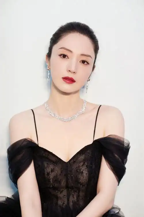 董璇穿礼裙大秀天鹅颈优雅迷人 扎丸子头添俏皮