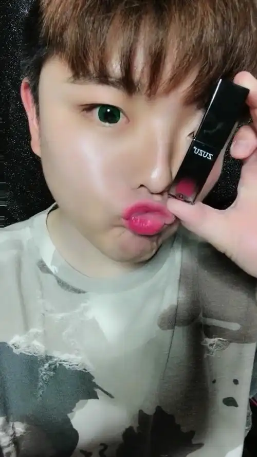 男孩子涂口红咋地了 ?双击关注一下?