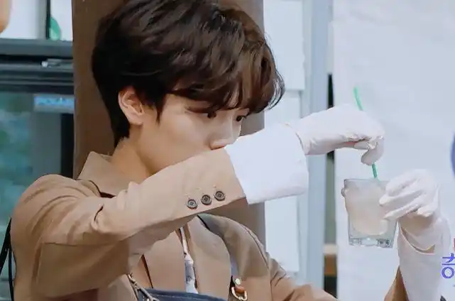 奇妙的食光:自带背景音乐的咖啡美男毕雯珺,研发的饮品也高颜值_第1张