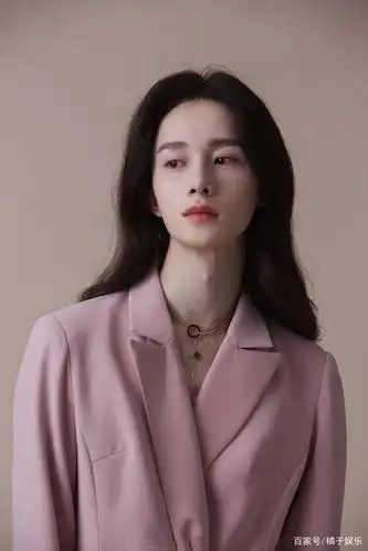 啊对了,刚才忘记高能预警了,骚凹瑞~ 这位雌雄莫辨的美人是个抖音小网