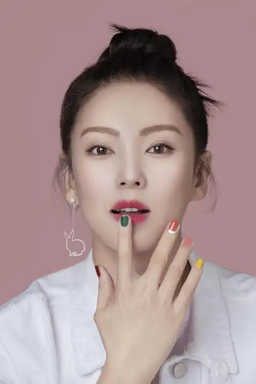 张雨绮也是典型的"桃花眼",小巧的双眼皮,兼具古典感和现代气息,不是