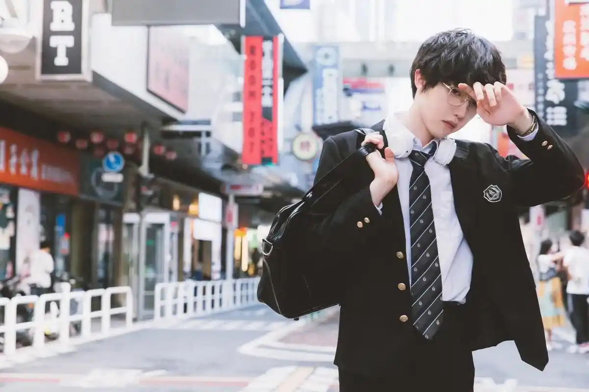 喝可乐.#少年感 #氛围感 #日系 #男生写真 #dk制服 - 抖音