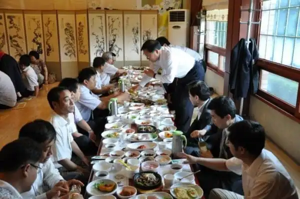 韩国人的变态餐桌礼仪:筷子代表大男人主义