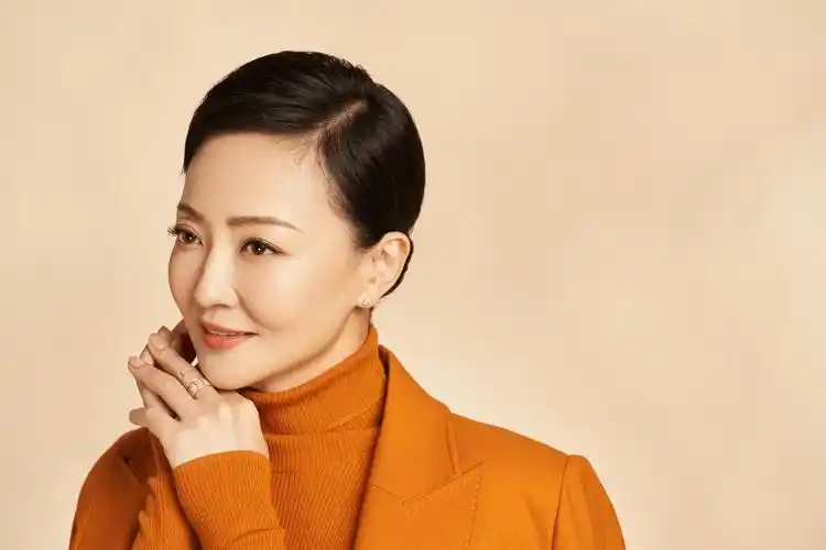 知名演员原华再婚后首次发布全家福 遇到对的人收获幸福与美好