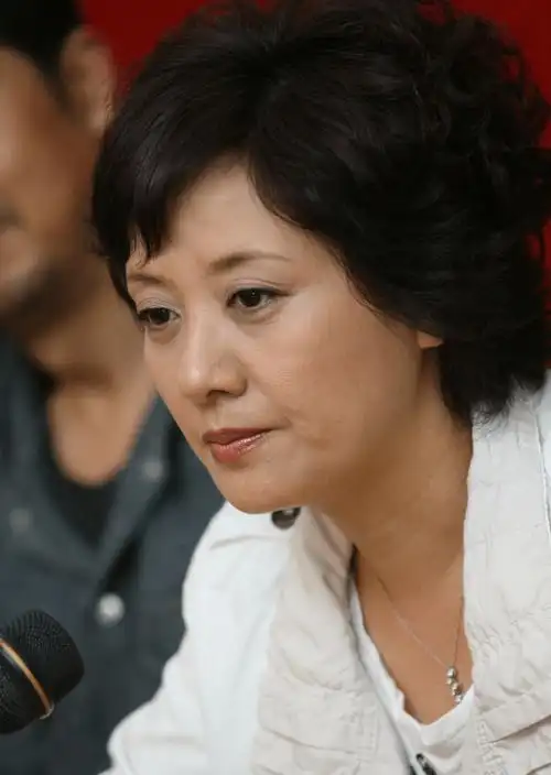 邓婕和老公同框显幸福,穿精致白外套配半裙,状态年轻看着真嫩