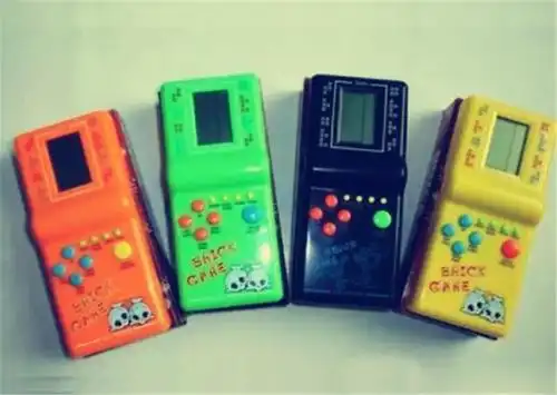 的诱惑,生活也是很简单的,大家一起玩互相泼水,构成了那个童年的回忆