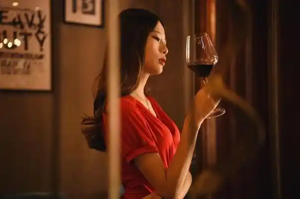 女人喝酒霸气句子超拽喝酒的女人经典句子