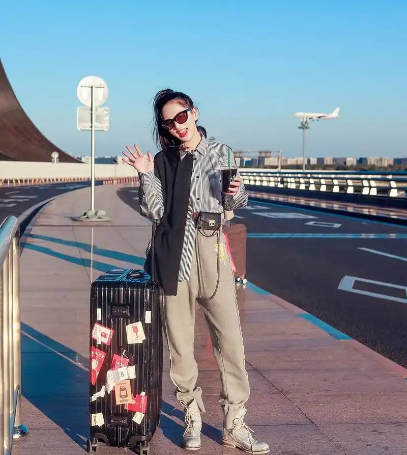 唐本休闲着装现身机场 元气少女活力十足