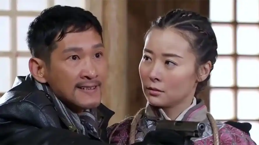 江湖正道八路一人闯土匪窝女土匪一看是丈夫情不自禁搂入怀