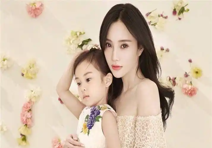 李小璐带甜馨游故宫身穿亲子装十分温馨长大后的甜馨很优秀