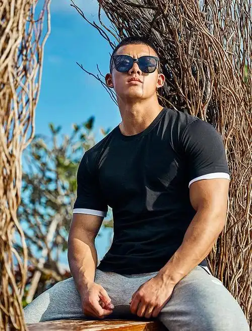 组图:身材好,颜值也不差,留着寸发肌肉男,穿修身t恤,有型!