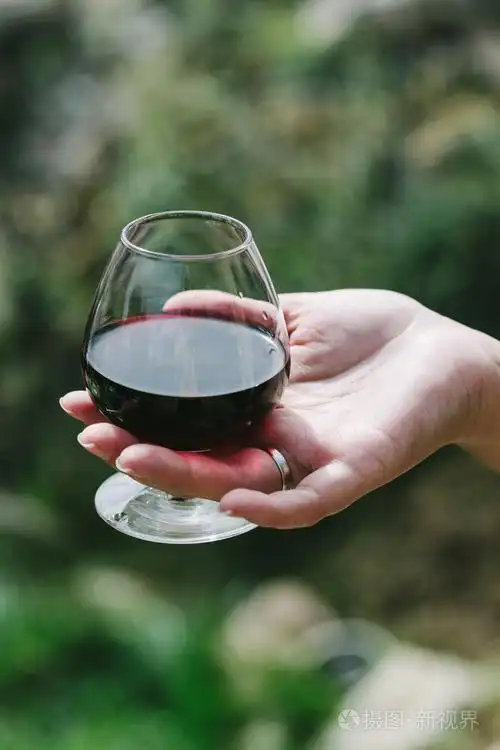 拿一杯红酒的女人