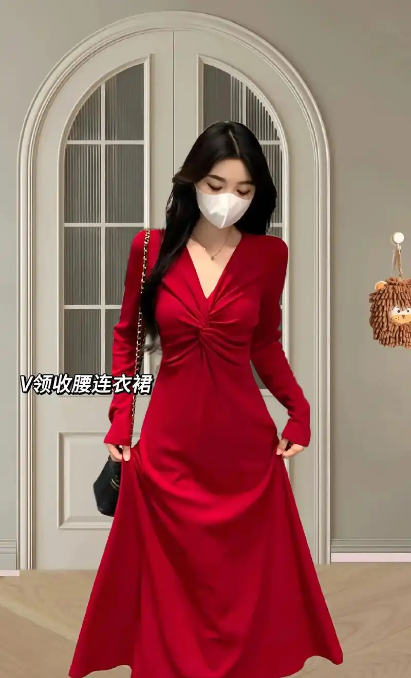 这款红色褶皱针织连衣裙,是我穿过最显93大的裙子啦! - 抖音