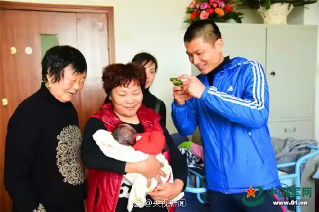 微感动#【坠机飞行员张浩烈士妻子诞下男婴"佑佑"】1日,张浩烈实哪