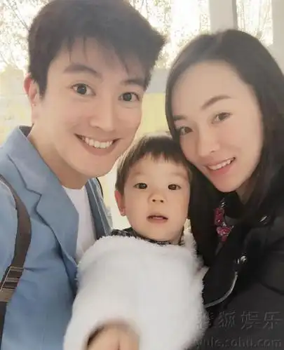 霍思燕晒一家合影,霍思燕杜江怀抱儿子幸福满溢,儿子浓眉大眼显可爱.