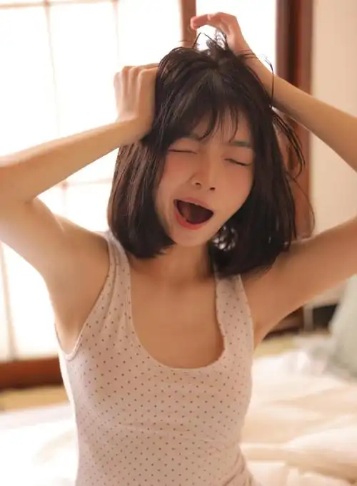刚睡醒慵懒女生头像