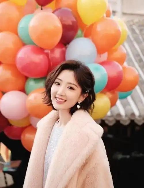 齐耳短发让毛晓彤惊艳!洋气减龄又好看,特适合圆脸女生