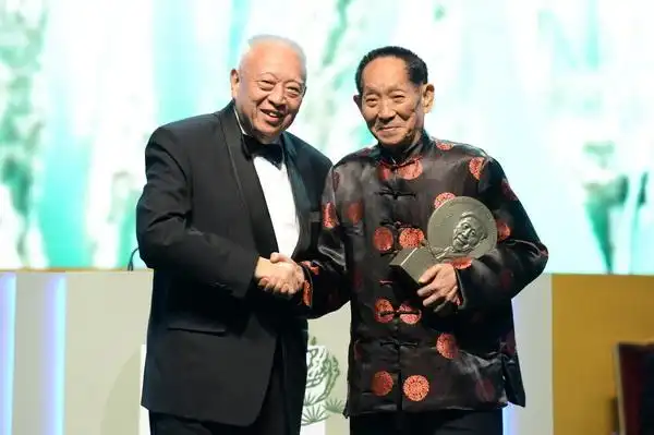 董建华为袁隆平颁奖