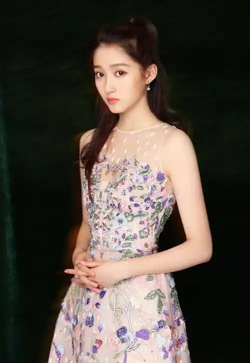 关晓彤有着逆天大长腿和小脸,为什么还那么的土?_造型_长相_年纪