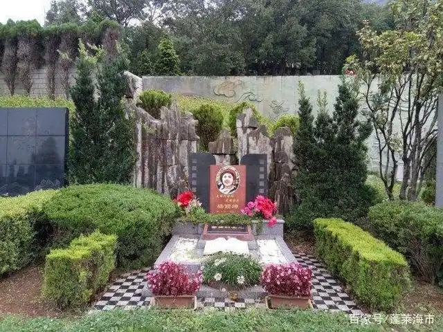 云南昆明名人墓巡礼