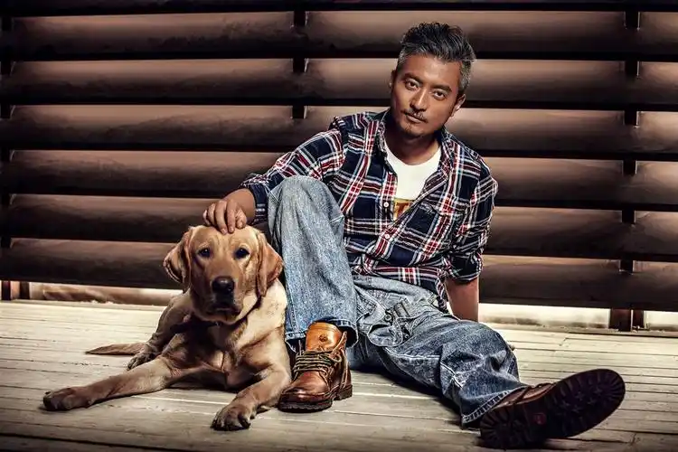 邵桐携爱犬拍摄写真