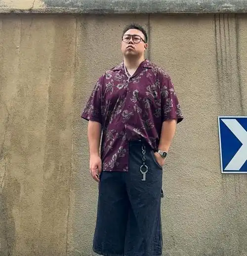 让整体看起来更挺拔中年胖男人可以通过服装的设计和搭配,利用纵向