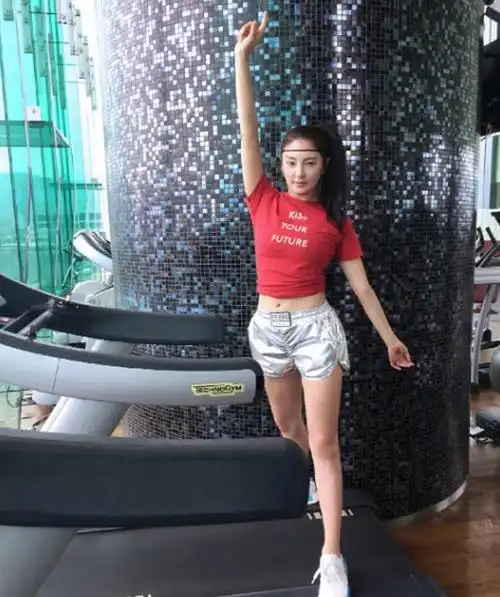 张雨绮的健身照火了穿红色露脐装扎马尾辫被指像徐冬冬