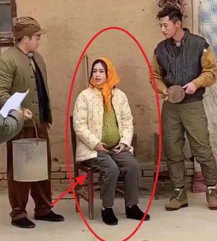 奔跑吧9路透曝光白鹿双马尾像村姑baby挺孕肚接地气