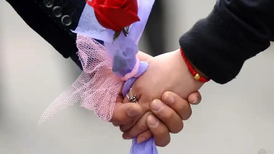 浪漫牵手,高清壁纸图片,矢量图-回车桌面