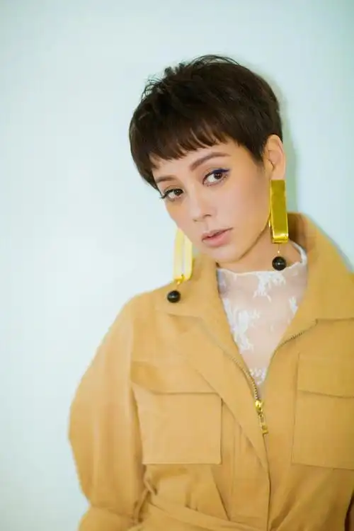 50岁宁静挺会打扮,染金发"戴美瞳"差点认不出,这个阿姨太酷了|短发