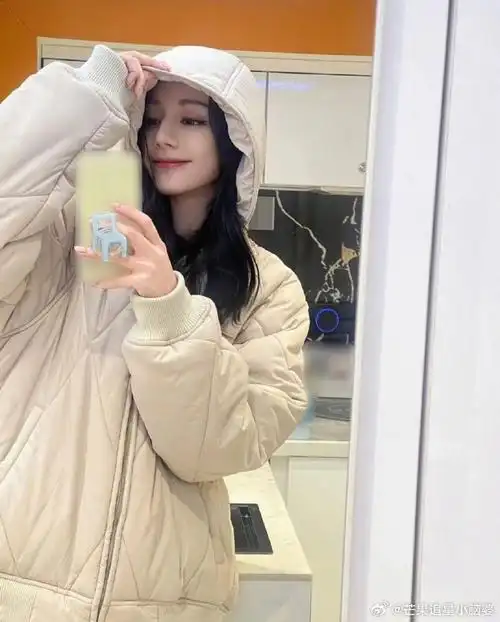 迪丽热巴一口气发16张对镜自拍迪丽热巴更新啦!